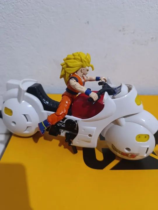 Boneco Goku super Sayajin 3 e moto da Bulma