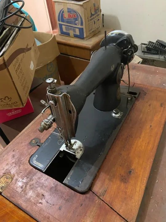 Máquina de  costura antiga com móvel - Foto 3