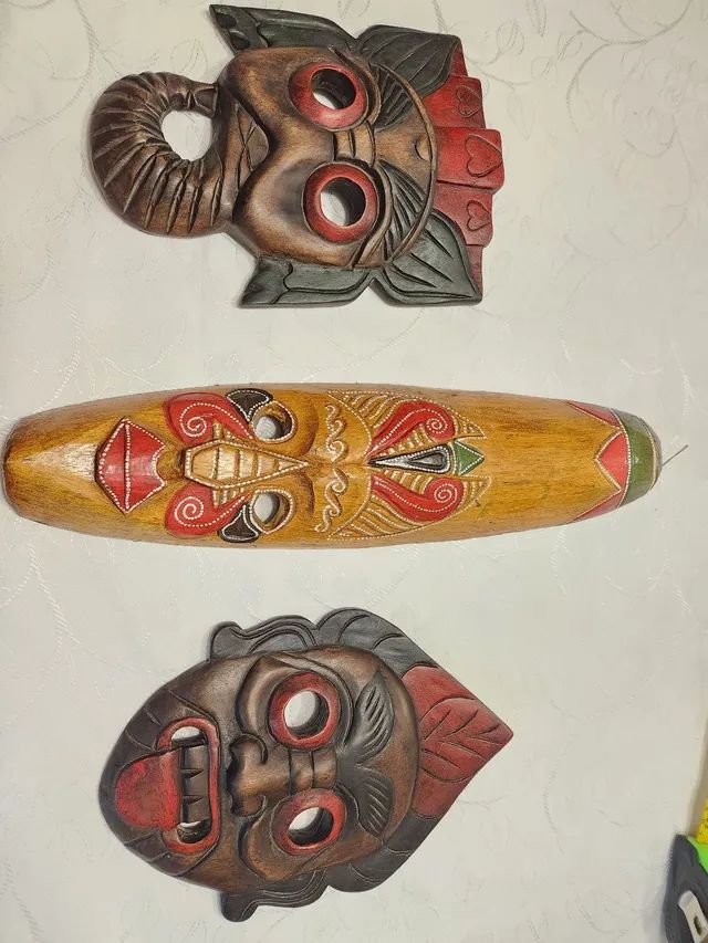 Trio de máscaras em madeira maciça  importadas 
