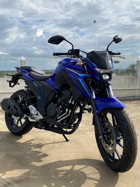 FZ25 Emplacada + Capacete!!