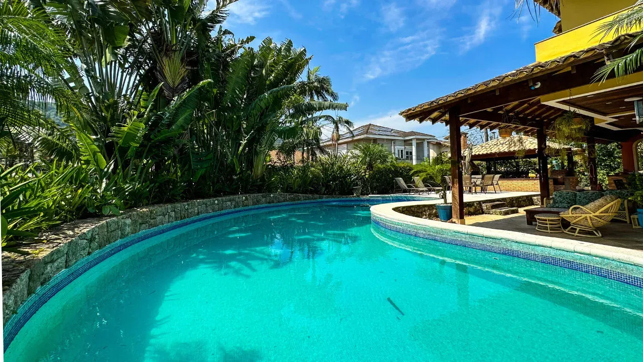 Granville Guarujá, casa estilo colonial à venda em condomínio fechado.
