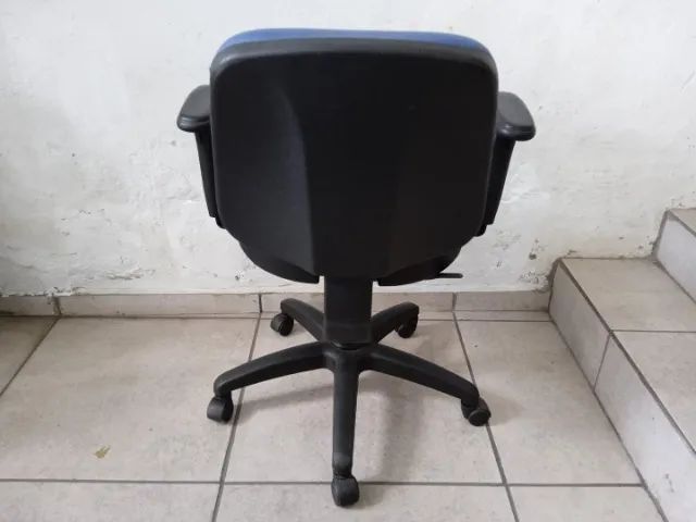 Cadeira de escritório giratória c/ rodas em Couro Ecológico / Tecido Azul - Foto 4
