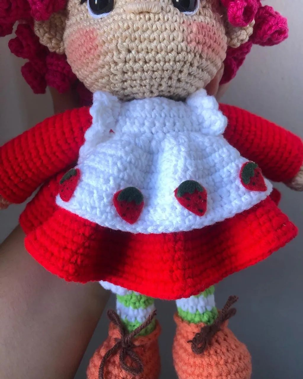 Boneca Moranguinho de Crochê Artesanal - Foto 3