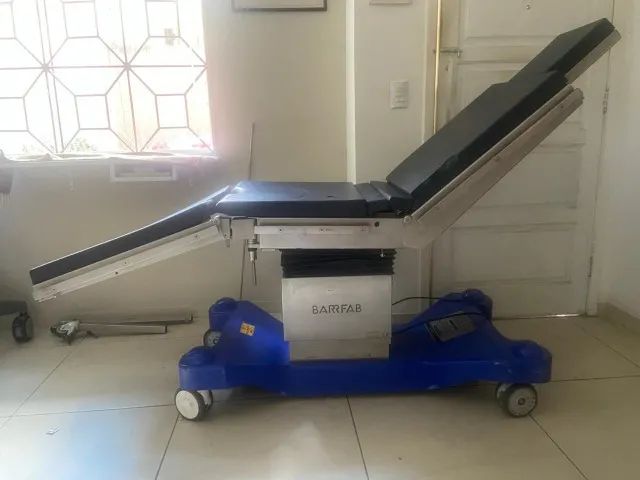 Mesa Cirúrgica Barrfab BR683 usada com acessórios