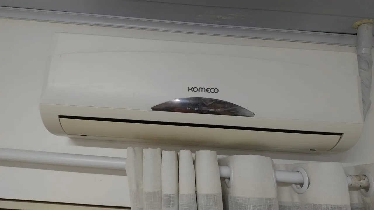 Ar condicionado Komeco 12.000 BTUs só frio.