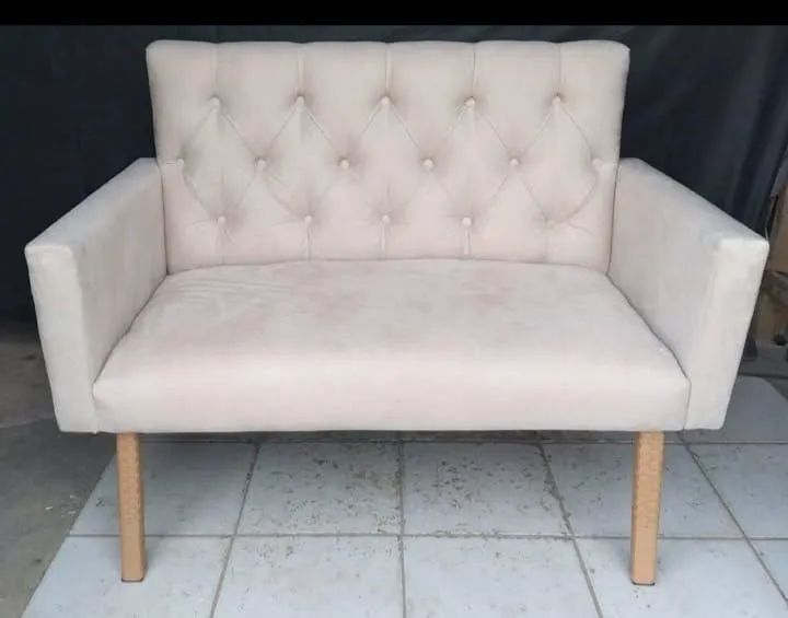Sofá 2 lugares elegante e charmoso