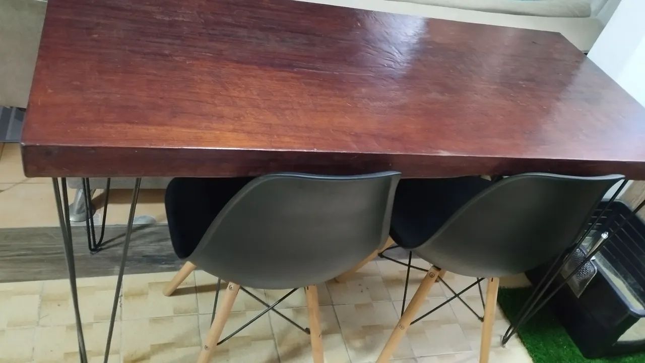 Mesa de madeira com pernas de ferro,cadeiras vão junto - Foto 2