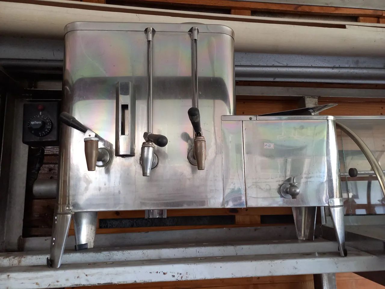 Máquina para café e leite com esterilização de xícaras.  Marca universal 110 volts .