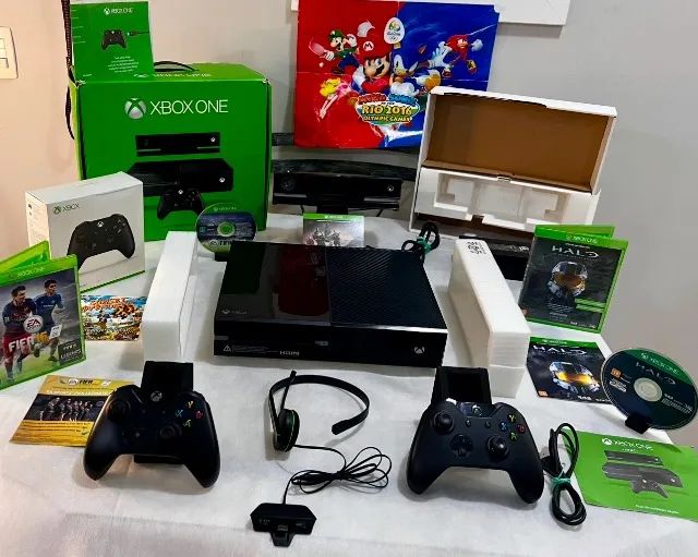 Xbox One com KINECT e 2 controles originais com todos os cabos e 2 controles
