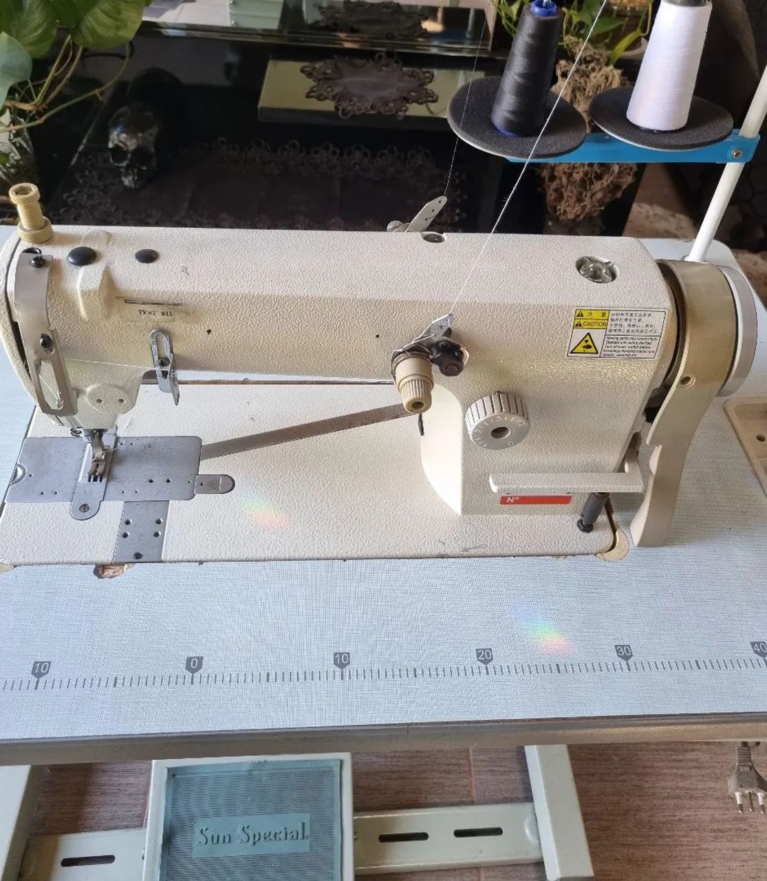 Máquina Reta industrial ponto cadeia Sun Special SS-8100G completa, ótimo estado - Foto 2