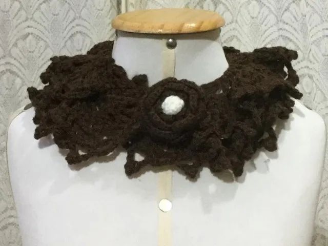 Gola Golinha De Crochê Artesanal De Lã Marrom - Foto 3