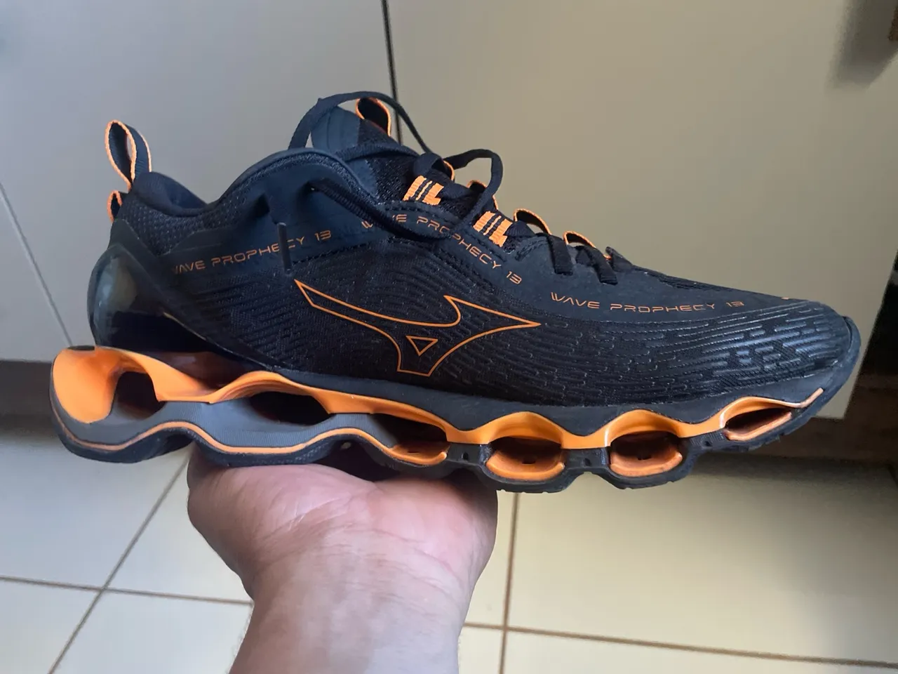 Tênis Mizuno Wave Prophecy 13 - Preto e Laranja