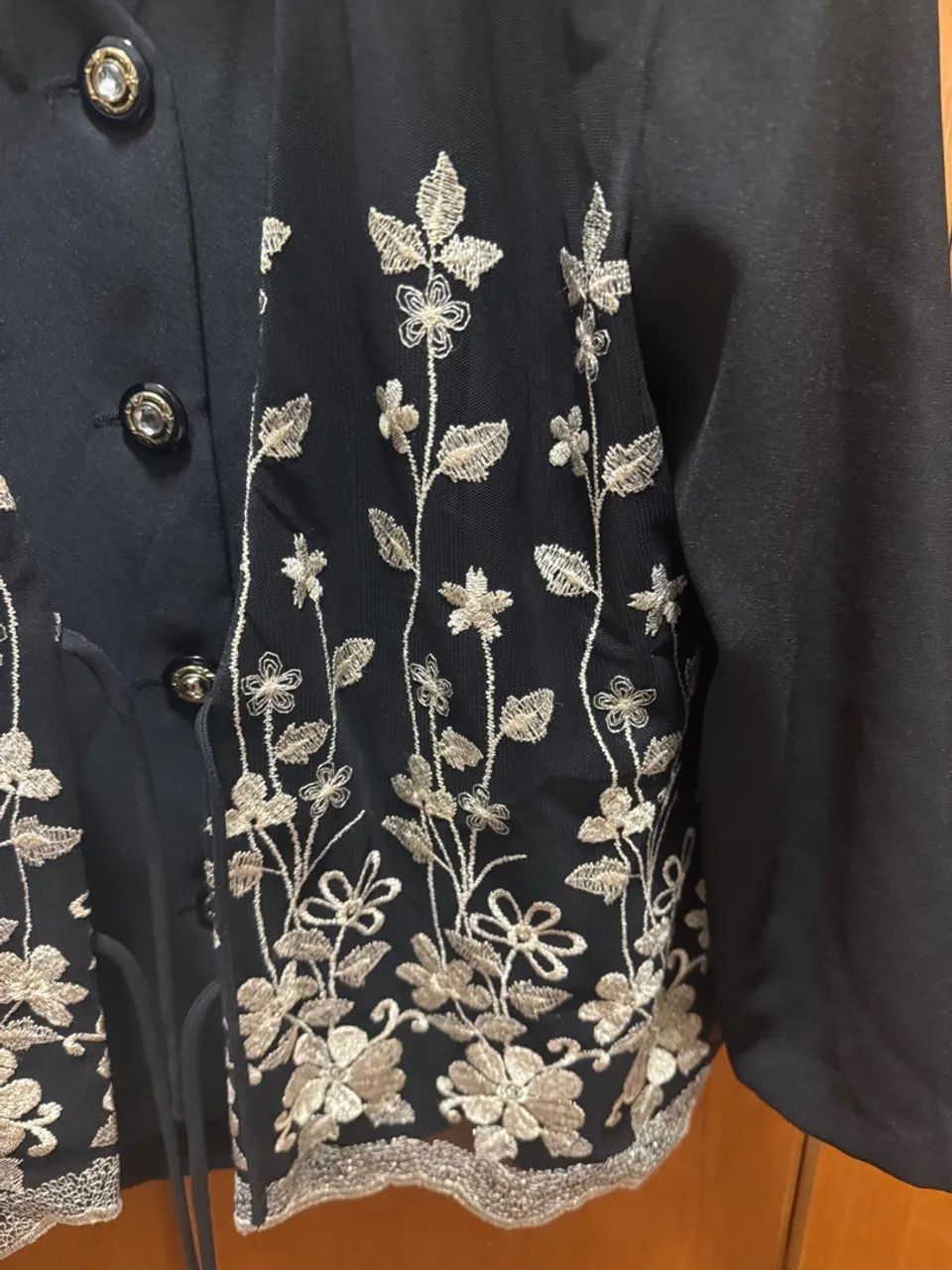 Blazer preto com bordado floral - Foto 2
