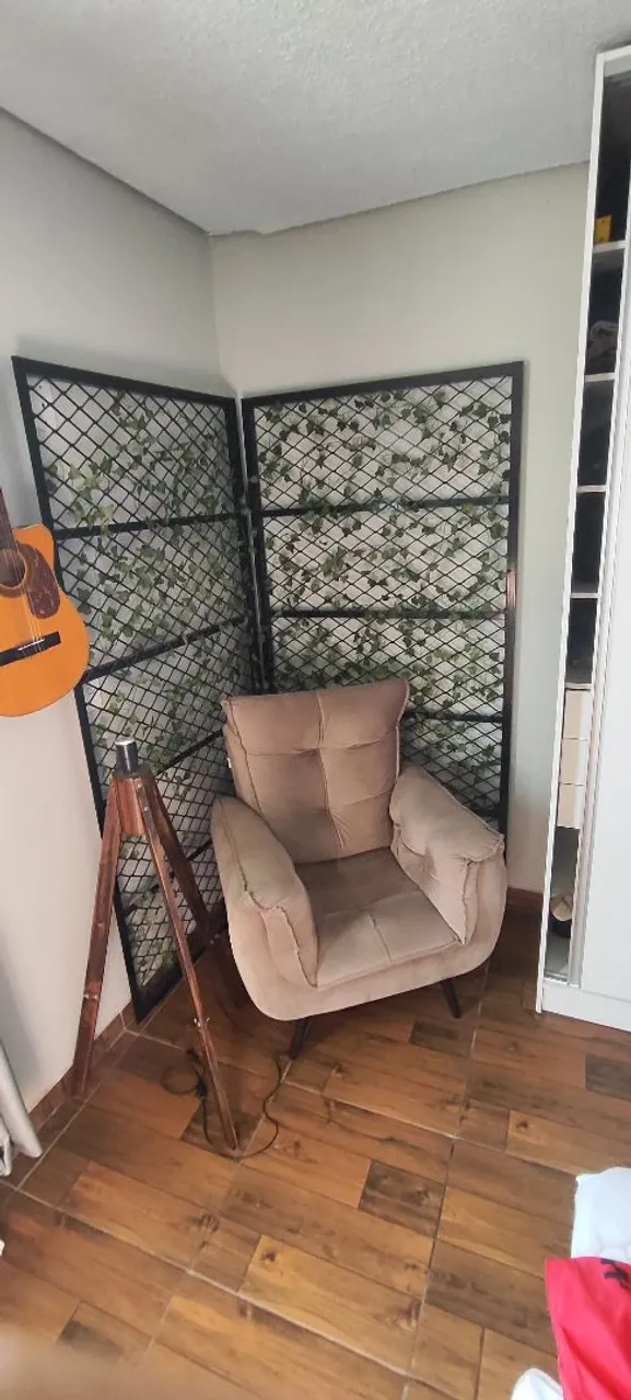 Divisória decorativa com tela e detalhes de folhagens