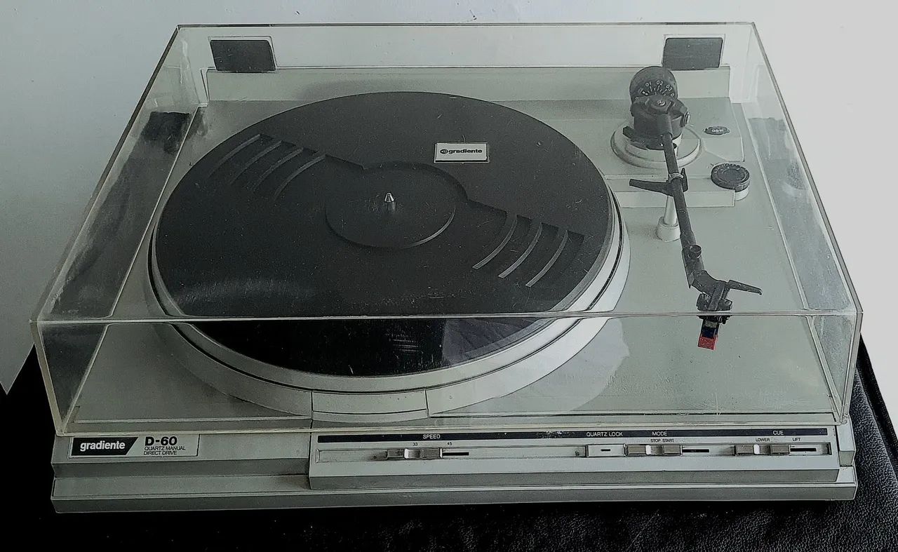 Toca discos Gradiente D-60