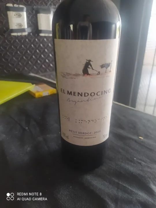 Tenho garrafas de vinho importado para negociar R$50 cada
