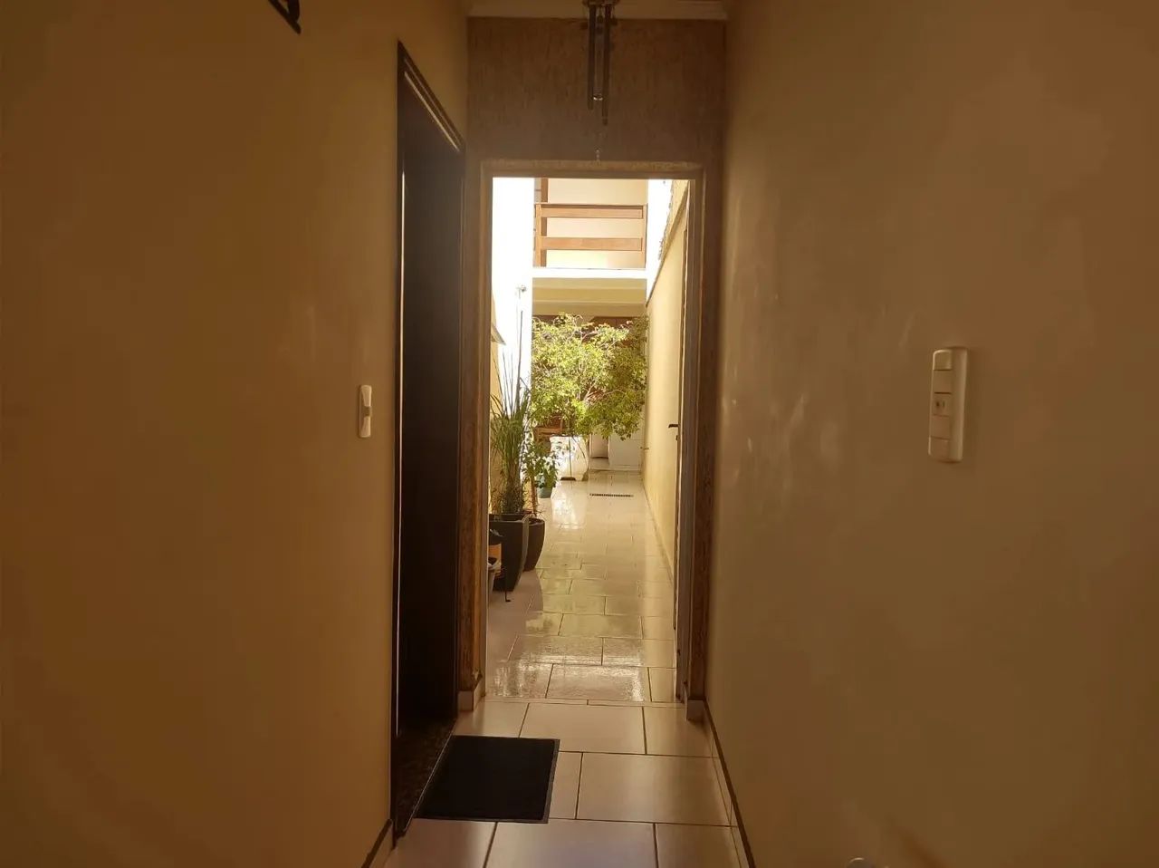 Sobrado lindo c/ escritório, 3 dormitórios sendo 1 suíte, planejados na cozinha, 2 garagen - Foto 3