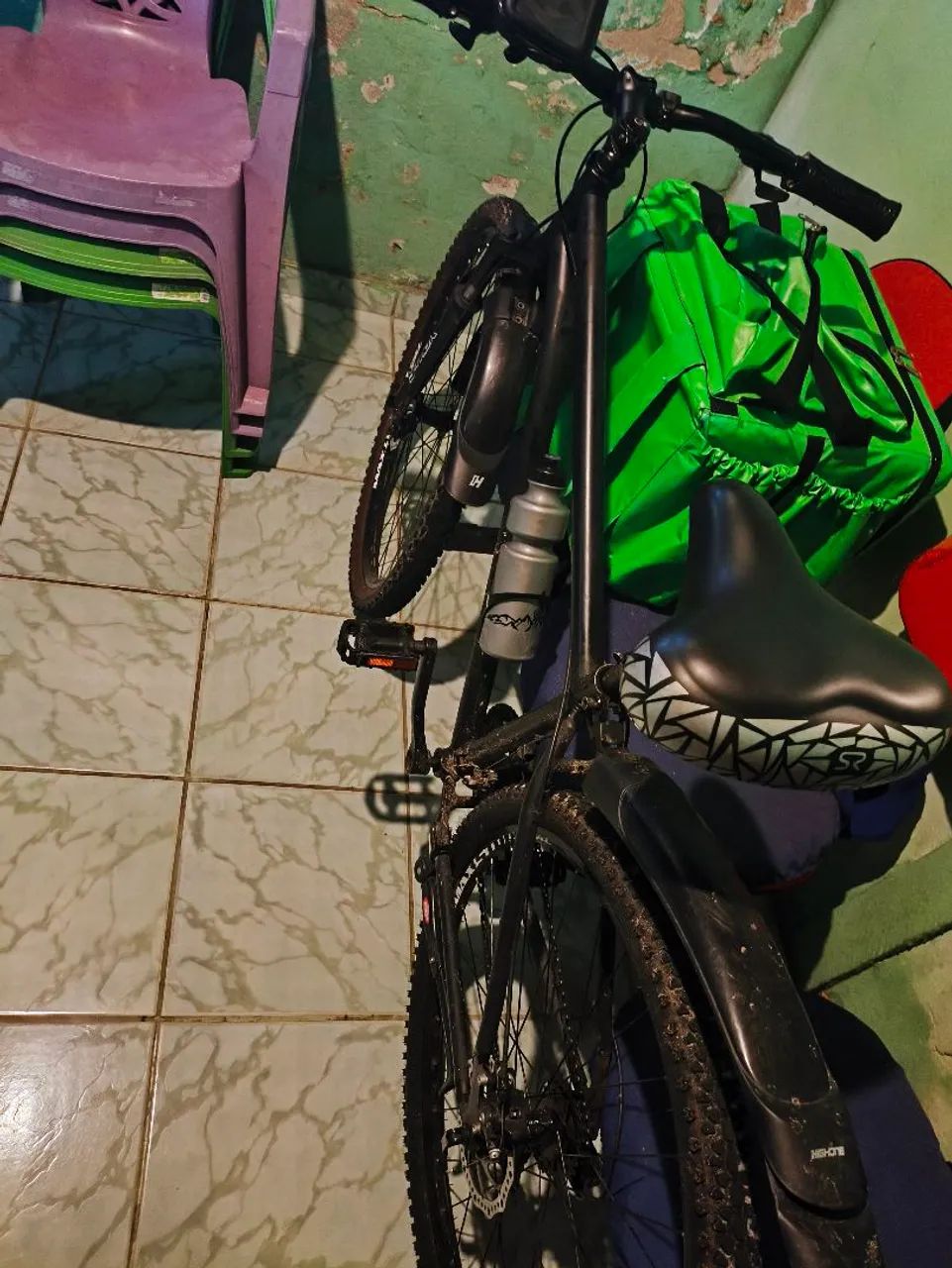 Bicicleta preta com acessórios