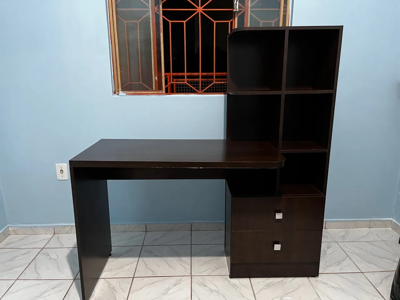 Vende-se escrivaninha usada