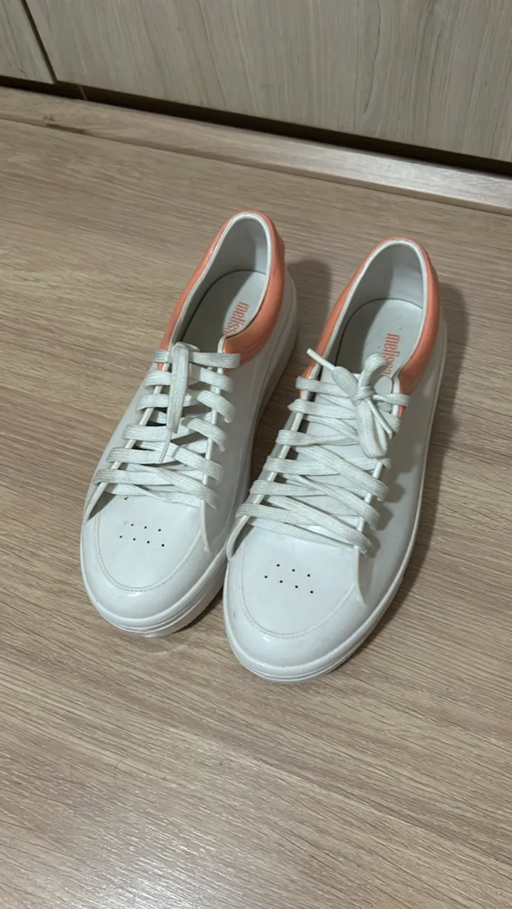 Tênis Melissa Branco com Detalhes em Salmão