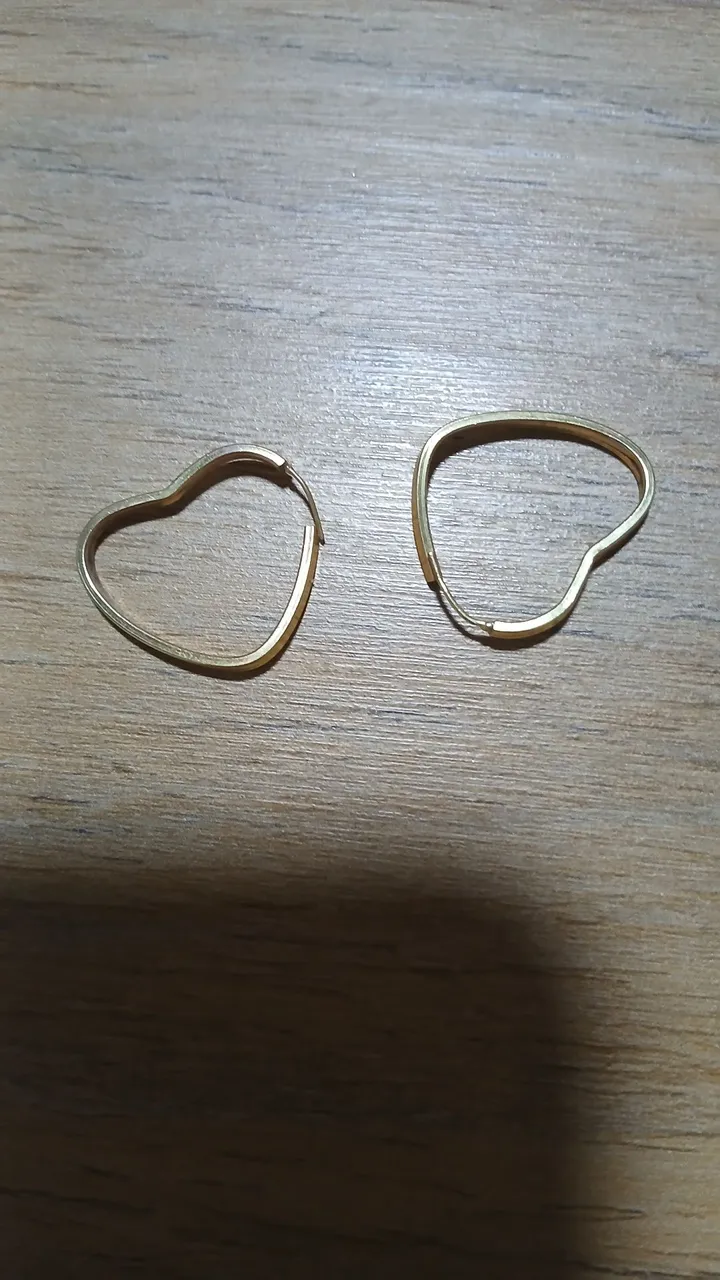 Brincos de coração dourados