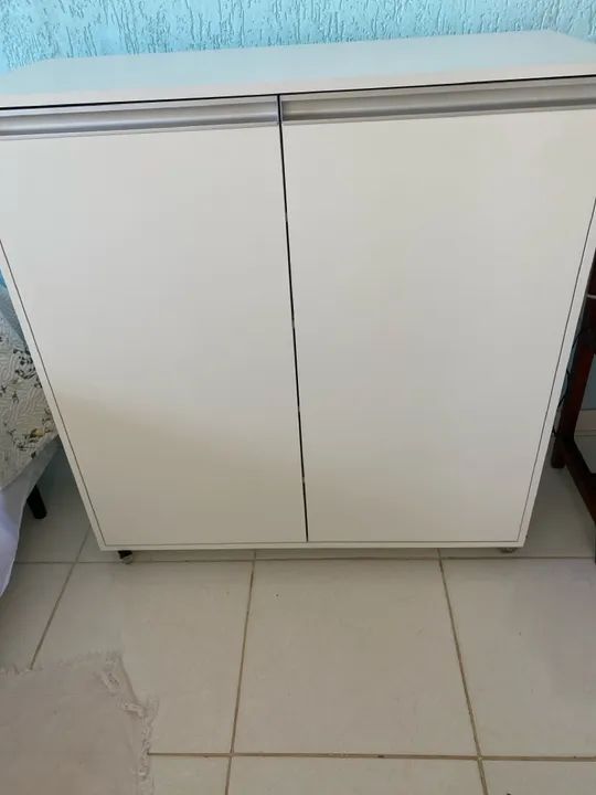 Armário branco  Em MDF 2 portas , com rodinhas