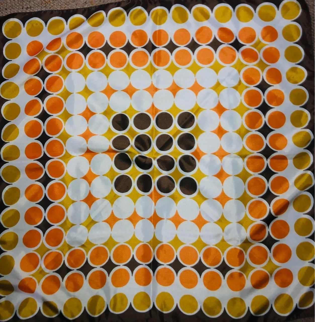 Lenço estampado com design retrô - Foto 3