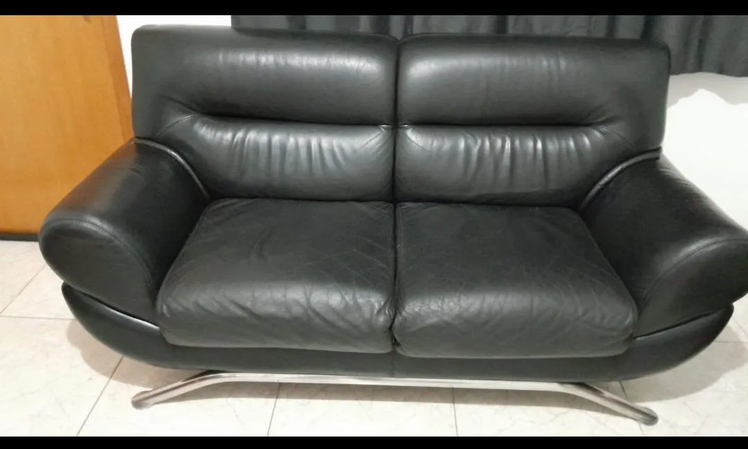 Vende-se sofá super novo em COURO por 450,00