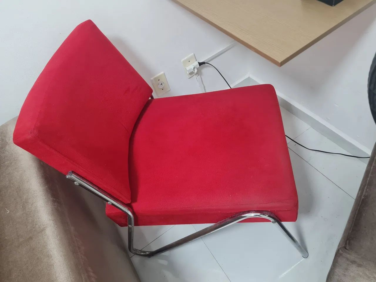 Cadeira Vermelha Estofada com Design Moderno - Foto 2