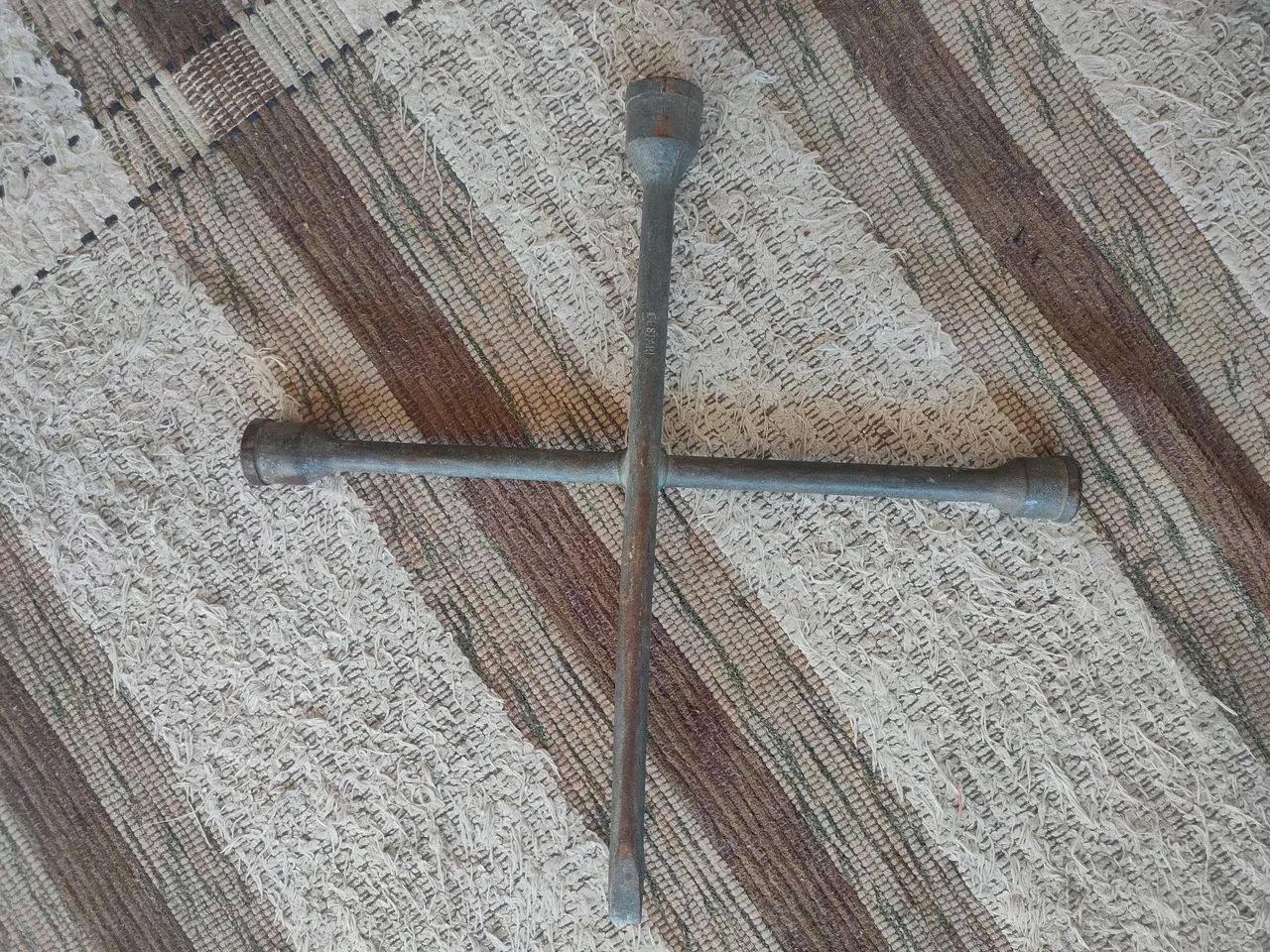 Chave de roda cruz antiga - Foto 4