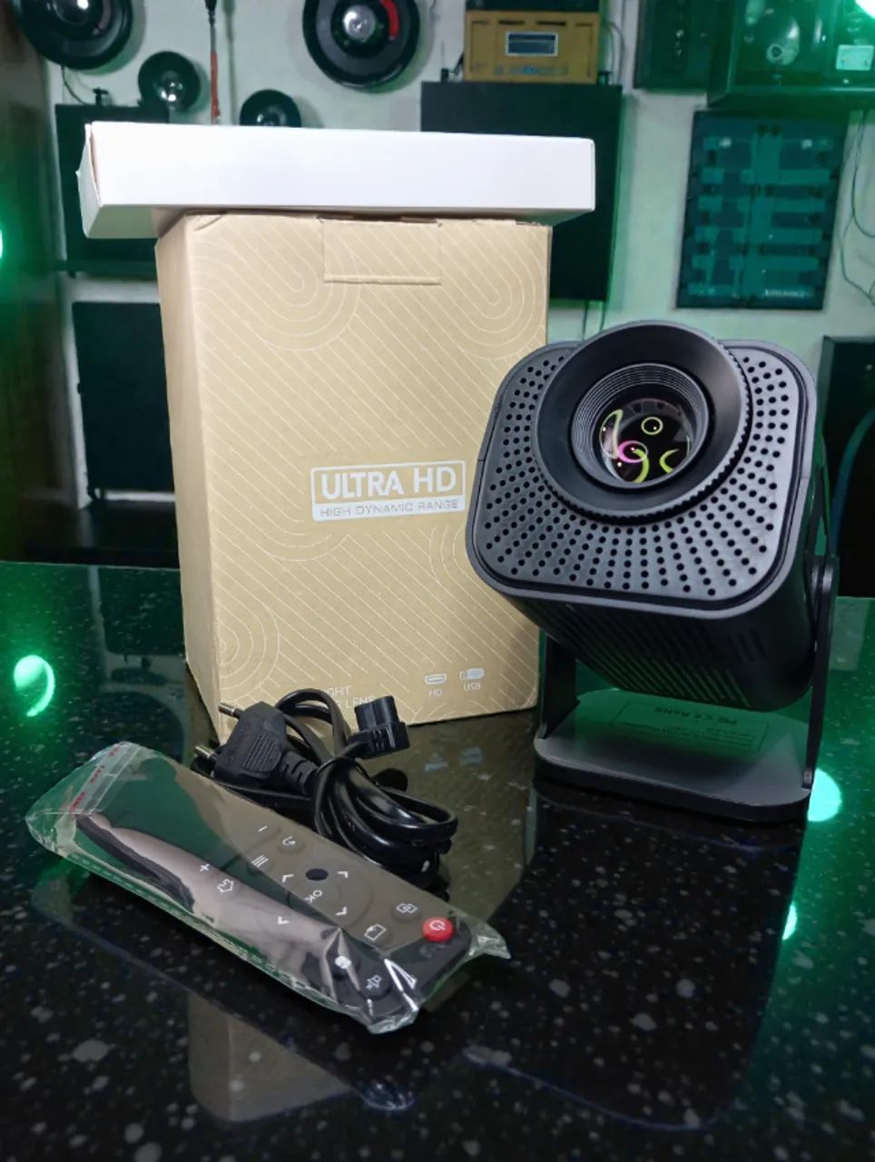 Smart TV Projetor 4k Hy320 Com Android e Wifi (Possui Som e Controle Remoto) Novo Lacrado