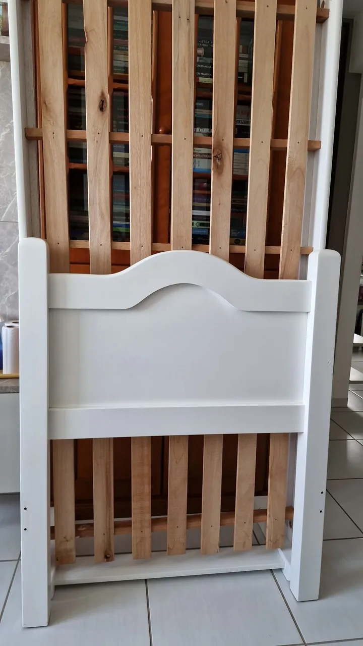 Cama de solteiro em madeira eucalipto.