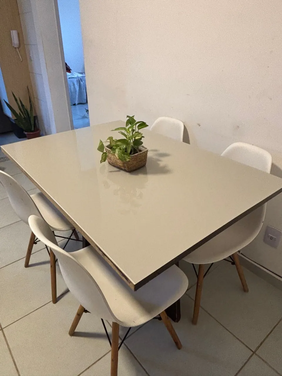 Mesa de jantar com 4 cadeiras