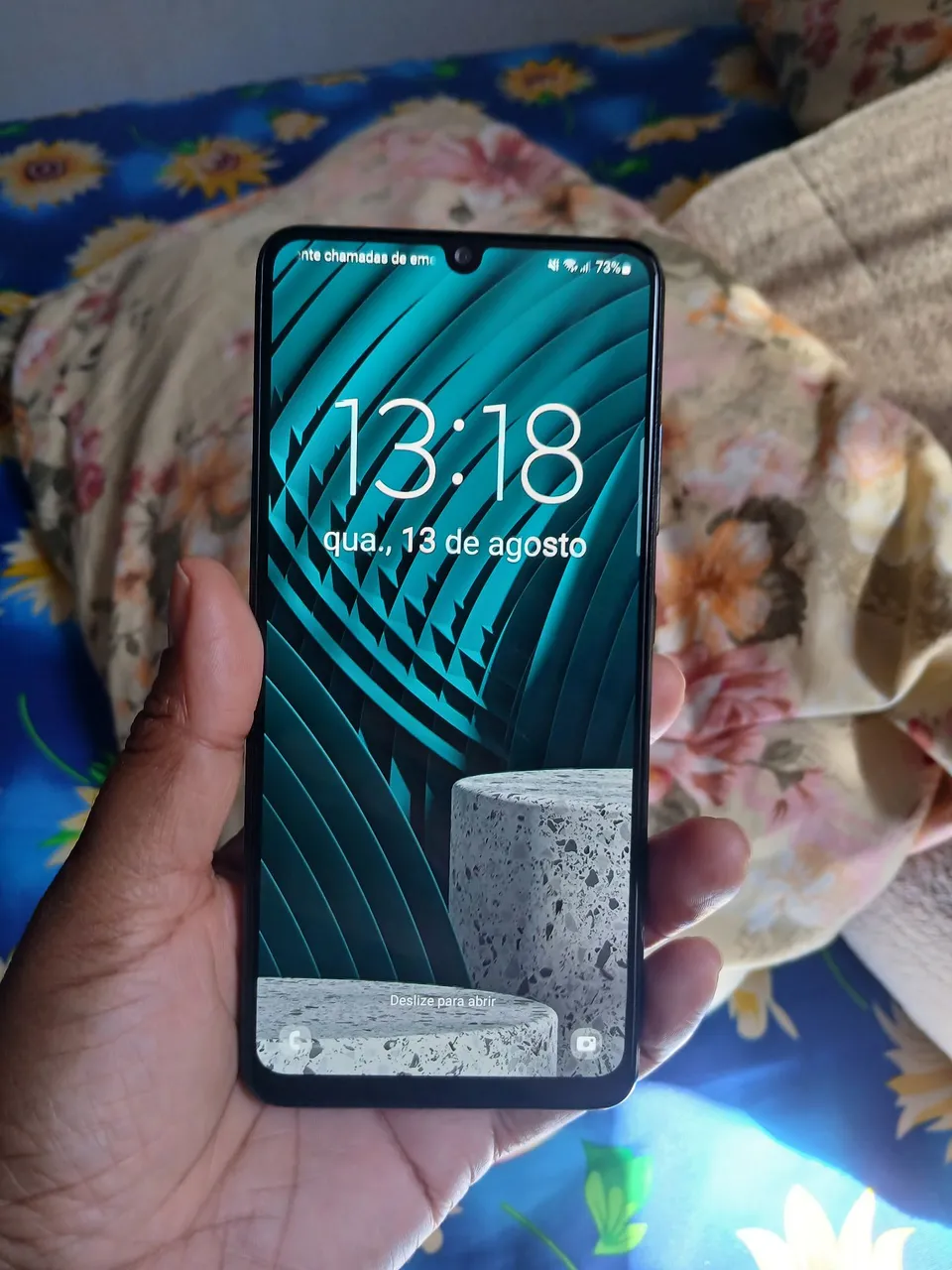 Smartphone Samsung com tela AMOLED