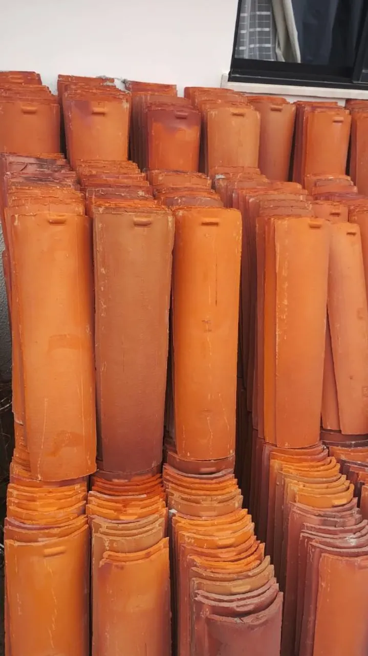 Telhas de cerâmica para construção. 800 telhas. Tem conversa.