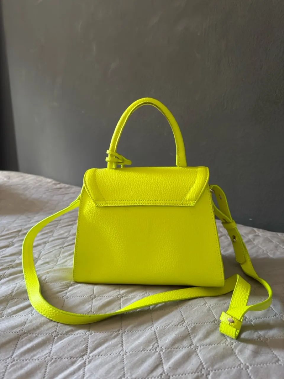 Bolsa Arezzo amarela - Foto 3