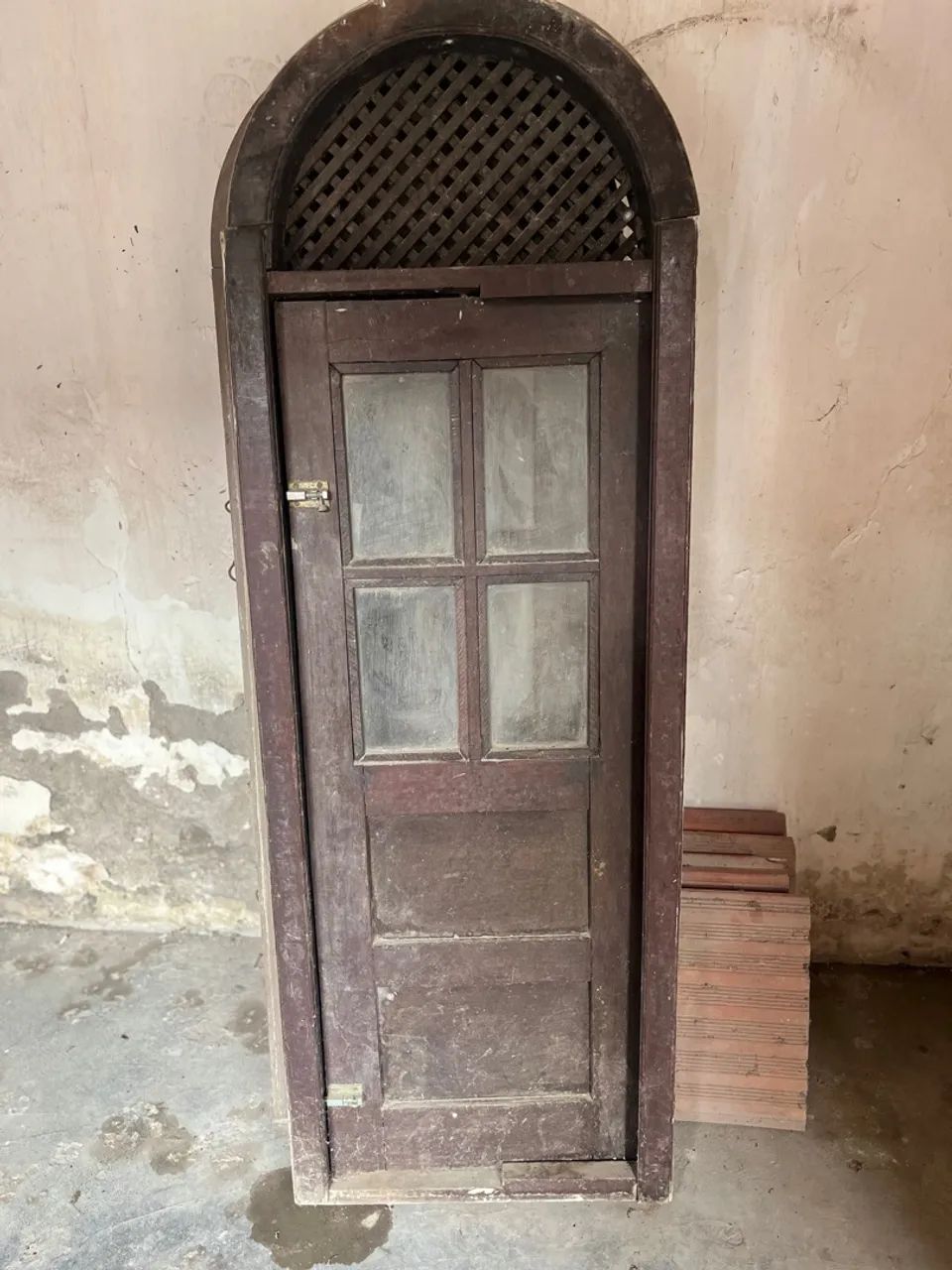 Seteira de madeira antiga com vidro