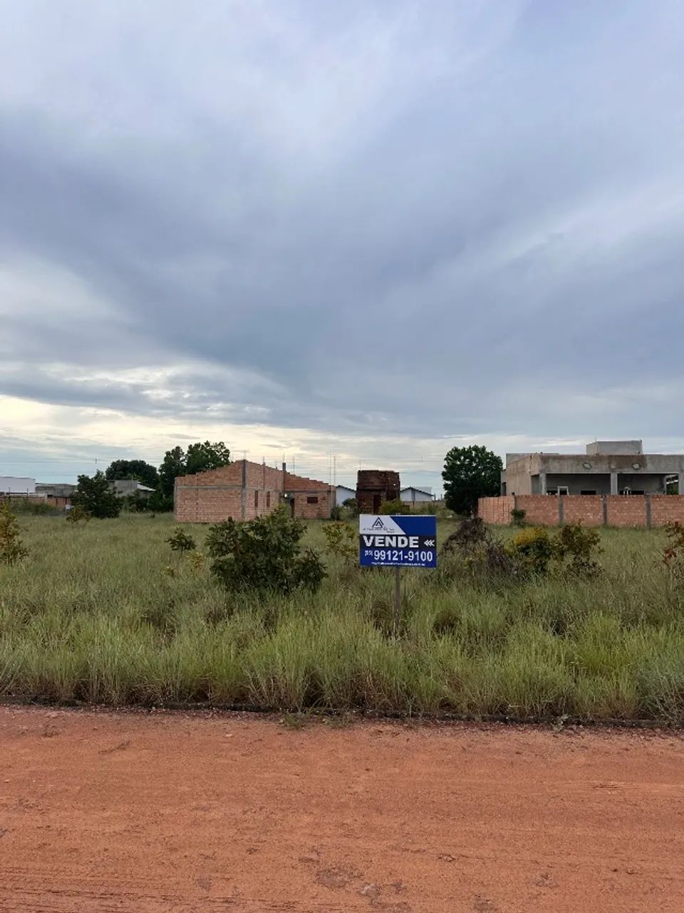Lote de 360 m2 na terceira quadra da Rua Natal. Apto a financiamento.
