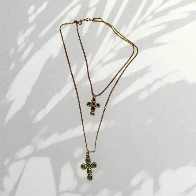 ? Colar Duplo com Crucifixos - Banho de Ouro | Lecharmant - Foto 2