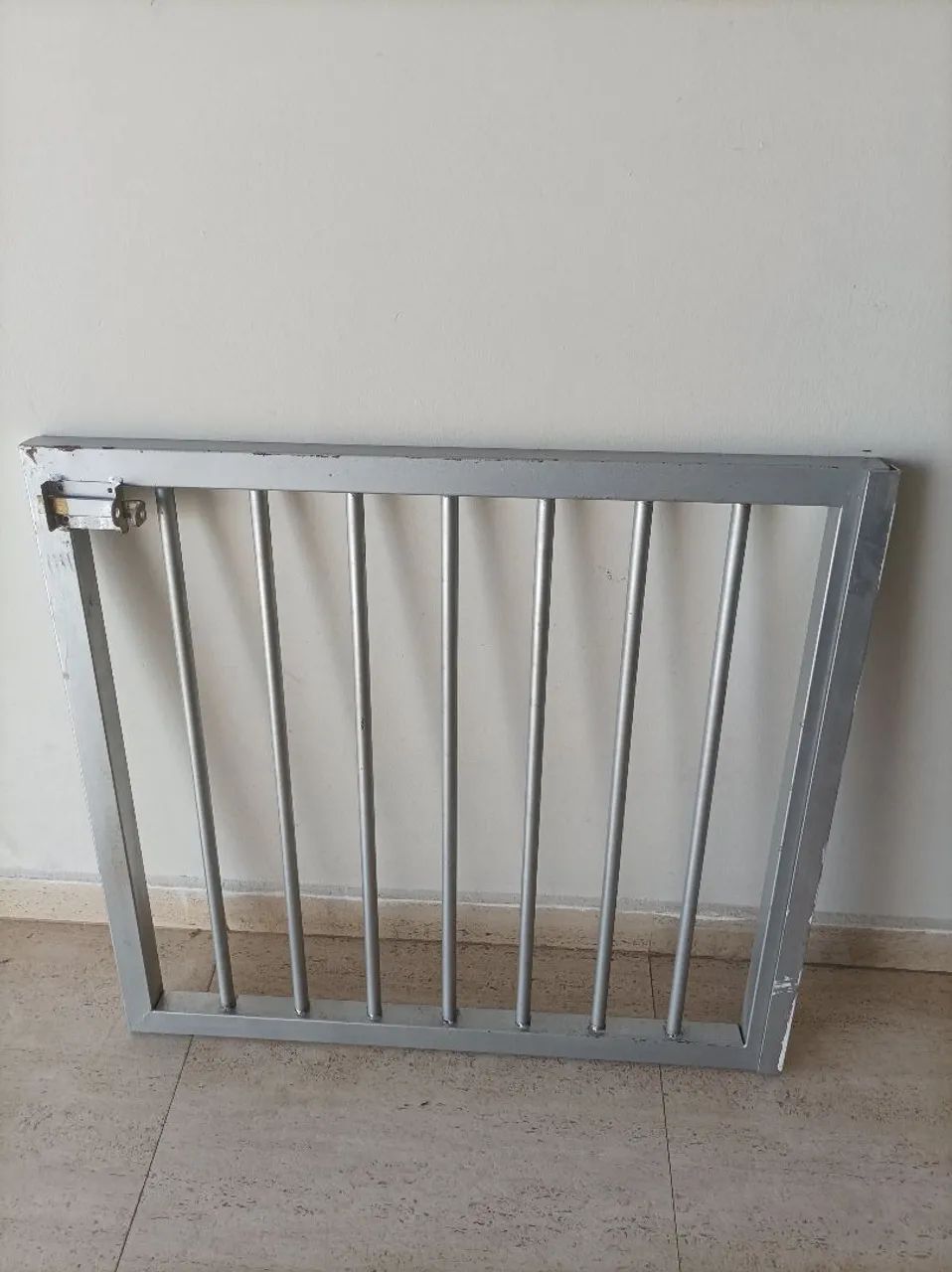Grade de metal. Comprimento: 87cm. Altura: 80cm.