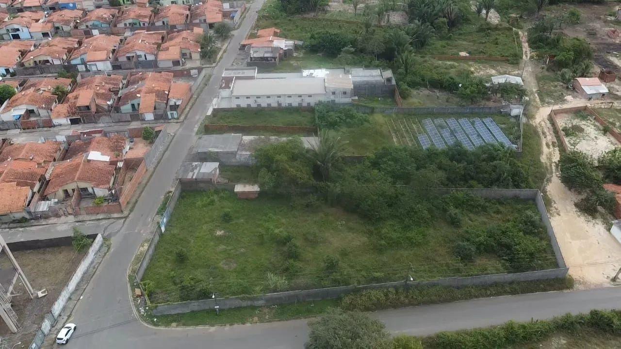Terreno murado em Av do Maracanã 