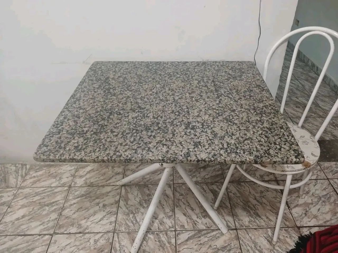 Mesa e armário 