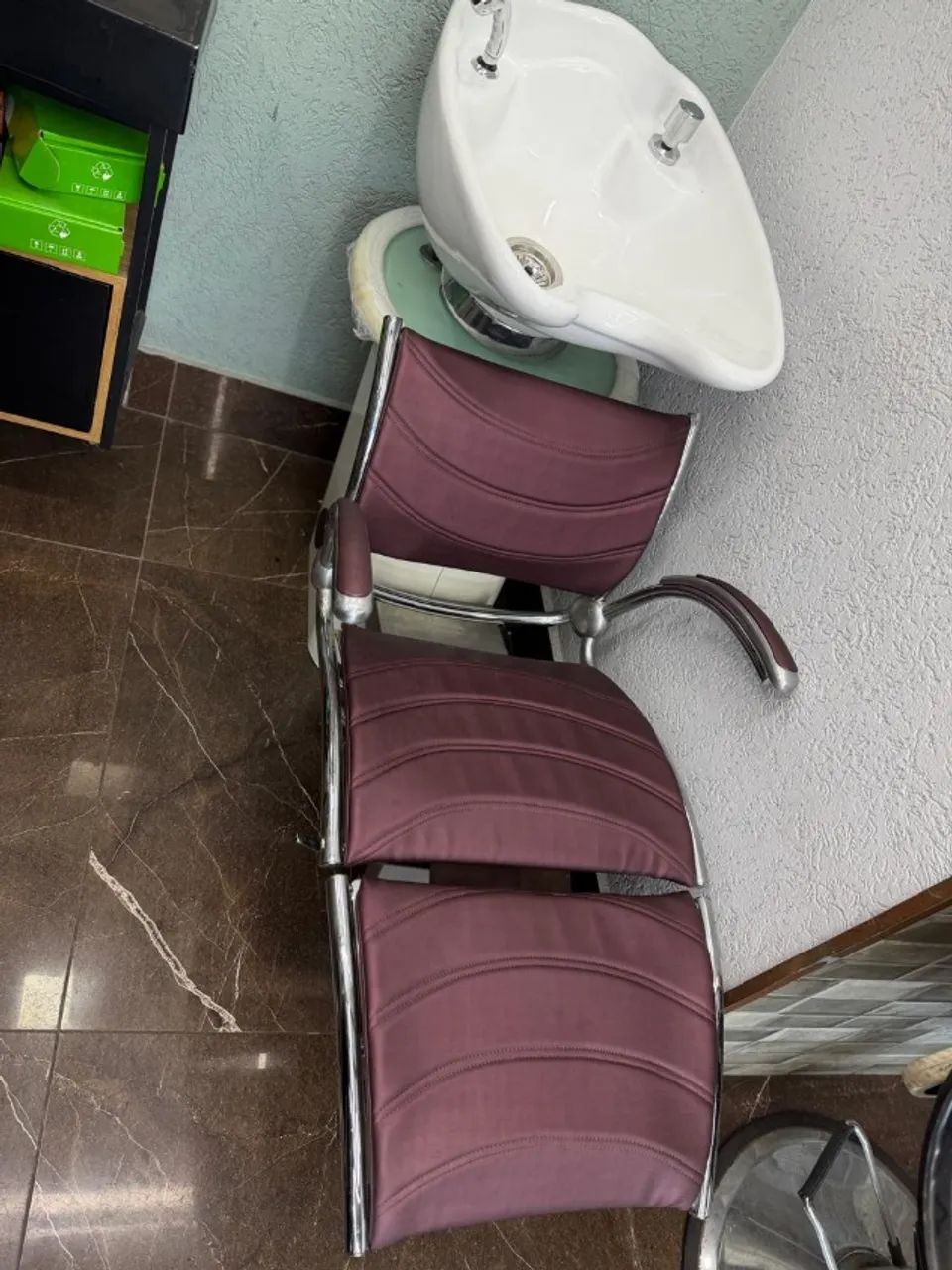 Salão  de cabeleireiro  vendo lavatório e cadeira de cabeleireiro marca Ferrante 