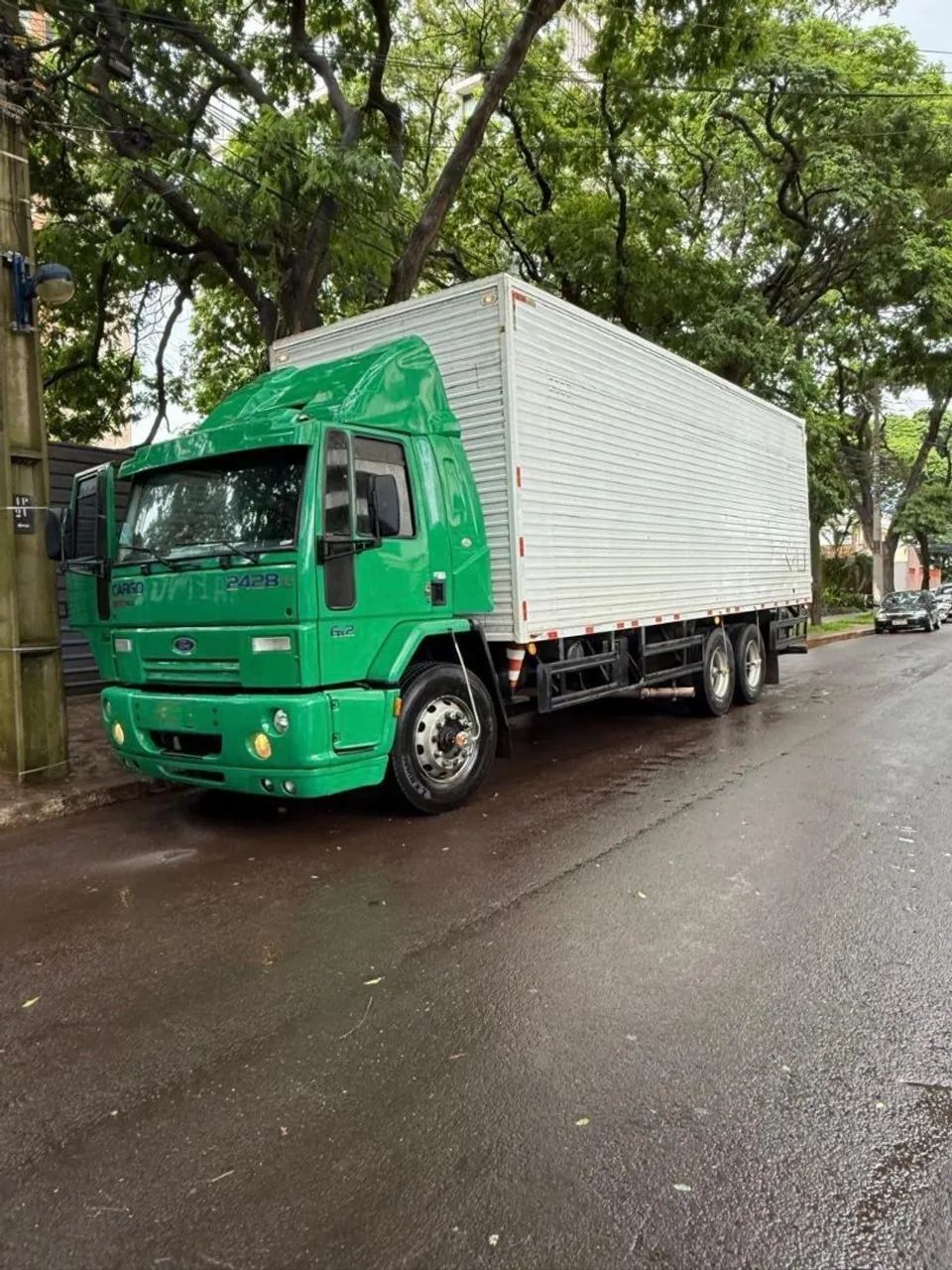 Ford Cargo 2428E Baú