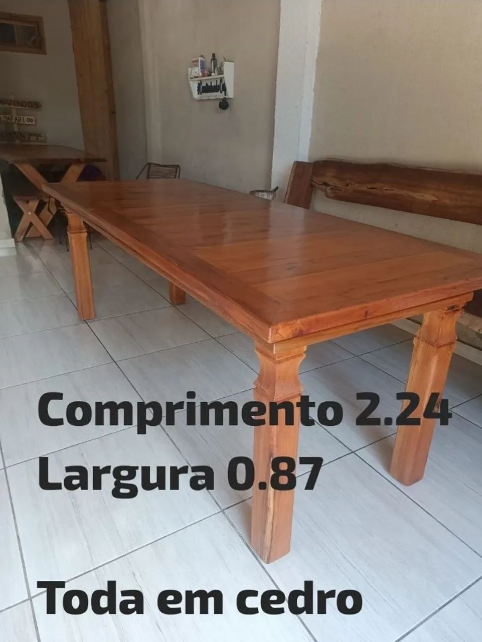 Mesa de jantar de madeira maciça 