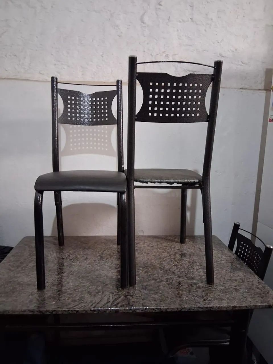 Mesa com tampo de mármore mais 4 cadeiras