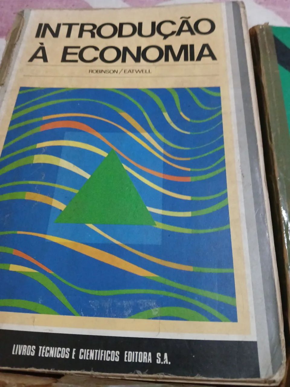 Livros didáticos de economia
