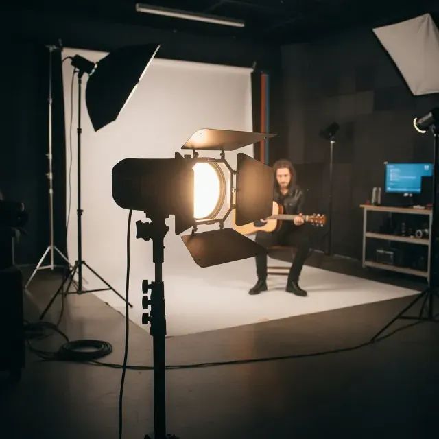 Kit 01 Iluminador Video Led 1000 Atek 127/220v Preto Branco-frio e 01 Refletor Bandeira  - Foto 2