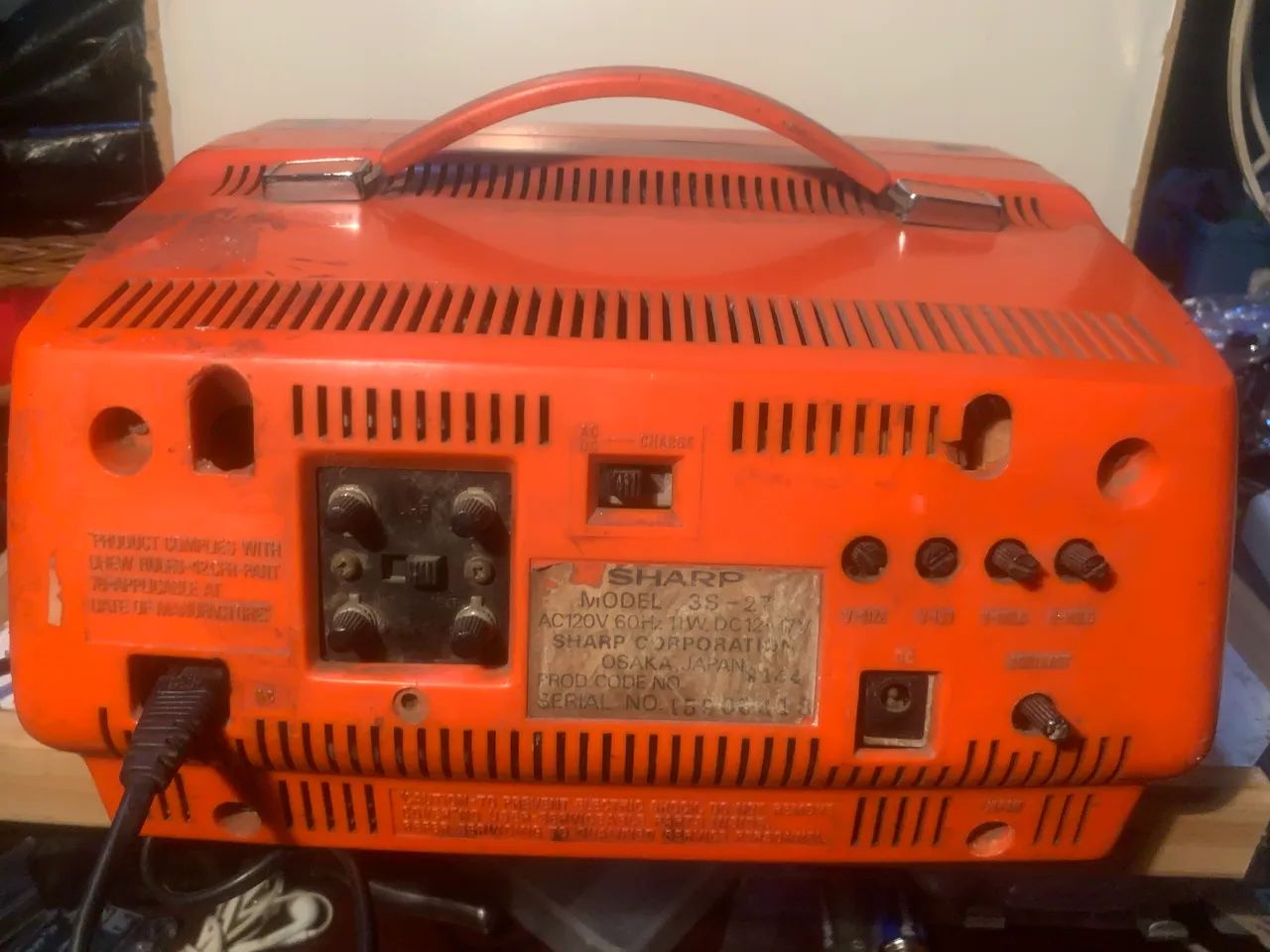 televisão Sharp portátil de estilo vintage com uma carcaça laranja vibrante. - Foto 2