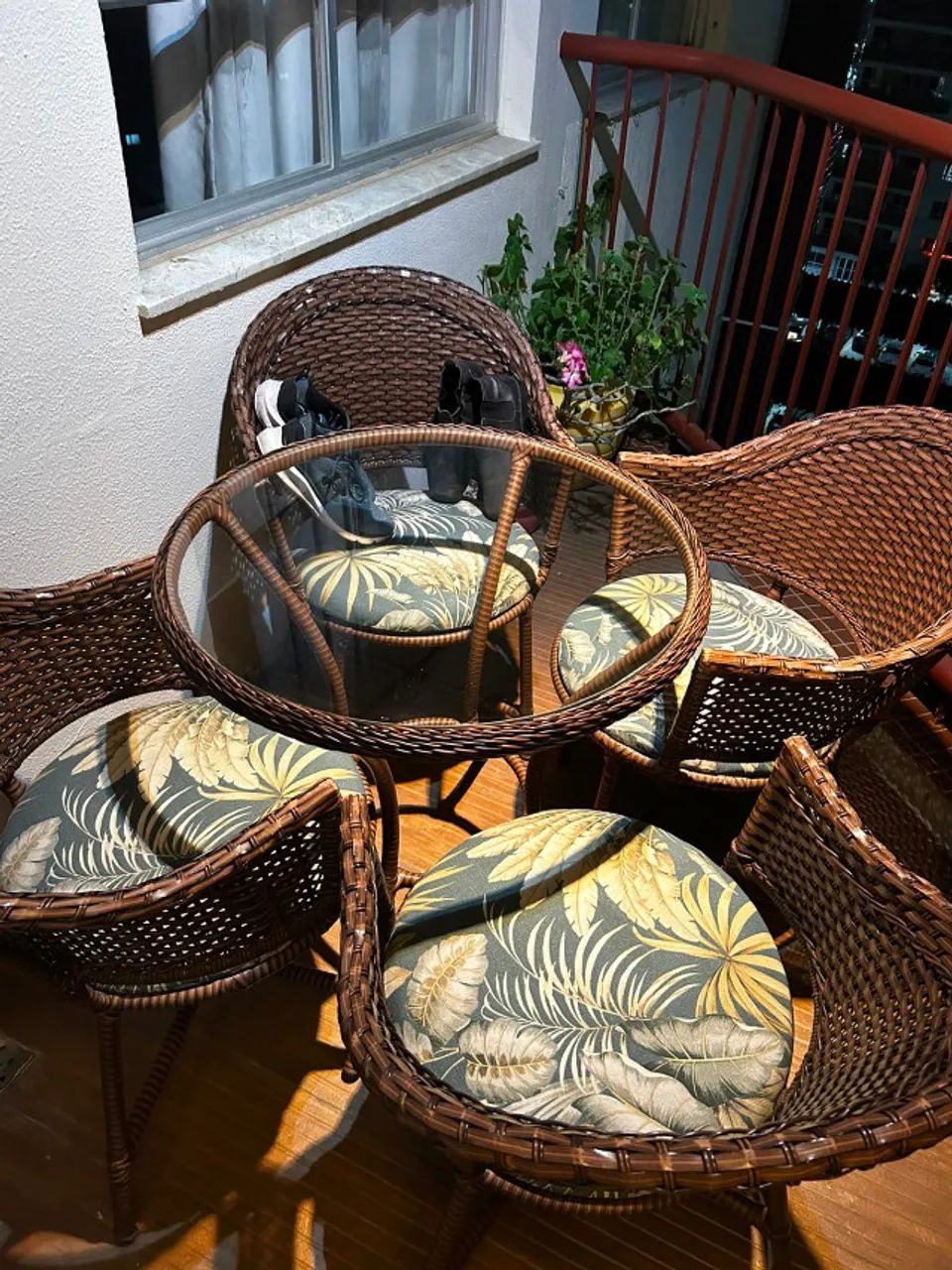 Conjunto mesa e cadeiras